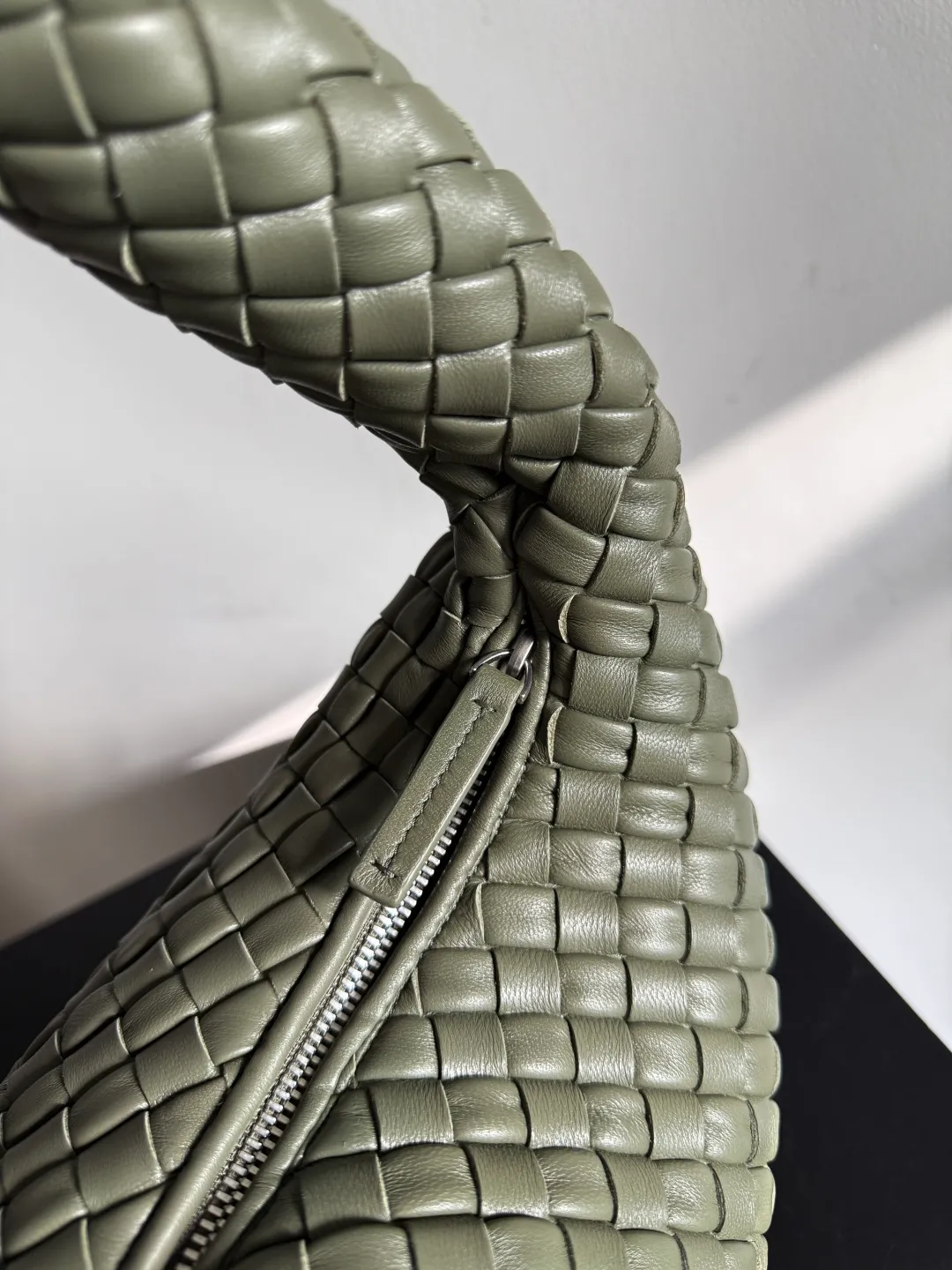 Batch 2120 BV Bottega Veneta's new early spring women's shoulder bag. The soft and delicate Hobo bag has been shipped! Many friends are waiting for this bag. It has a round shape and a large capacity. It can hold a 50-fold umbrella inside. Babies with a lot of daily items do not need to worry about the capacity of this bag. It is a practical bag for traveling and commuting. Although it is fluffy, it is soft and comfortable when carried on one shoulder. It has a modern and retro feel. Model No.: 856737 Size: 44*28*5cm